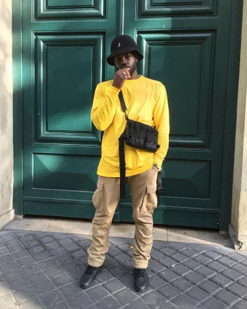 Le pantalon cargo beige porté par Lonni sur le compte Instagram de @lonnizer