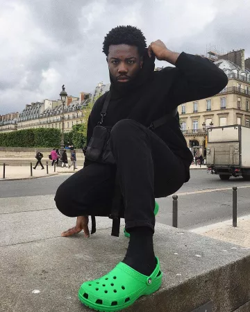 The fangs and green worn by Lonni on the account Instagram of @lonnizer