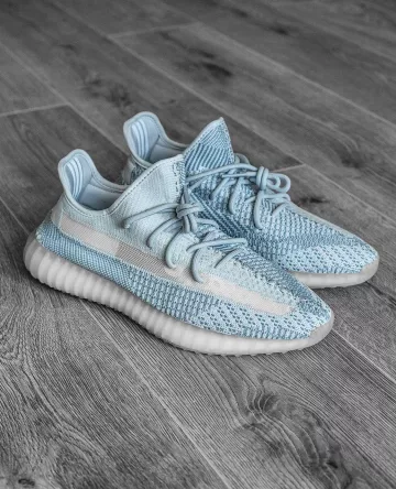 Adidas Yeezy Boost 350 V2 Cloud White (no reflectante) en la cuenta de Instagram de @sneakersfromfrance