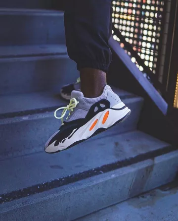 Adidas Yeezy Boost 700 Wave Runner Solid Grey en la cuenta de Instagram de @sneakersfromfrance