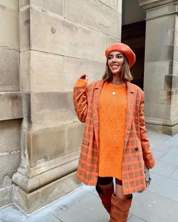 blazer de traje a cuadros de mujer en la cuenta de Instagram de @taramays25