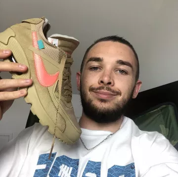 Air max 90 x off-white " desert ore " porté par vinceeh_  sur le compte Instagram de @vinceeh_ 