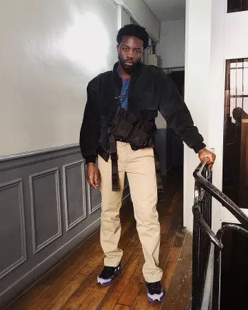Le pantalon chino porté par Lonni sur son compte Instagram @lonnizer