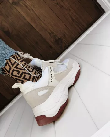 Zapatillas Chunky CK en la cuenta de Instagram de @nahidatakhtar