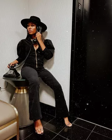 Weworewhat Black Conbinaison 70S de Shay Sweeney en la cuenta de Instagram @shaymone