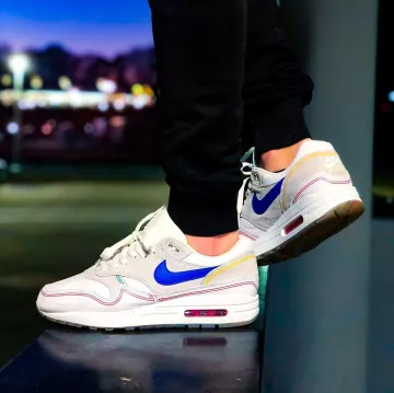 Air max 1 " Pompidou by day " porté par sneakersmalbac   sur le compte Instagram de @sneakersmalbac 
