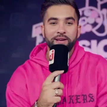 pull rose  porté par pull rose   sur le compte Instagram de @kendjiofficiel 