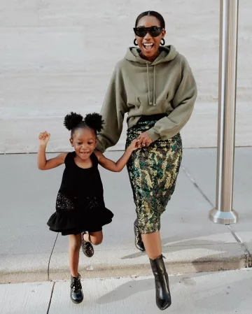 Current/elliott The Pintuck Hoodie Army Green of Shay Sweeney en la cuenta de Instagram @shaymone