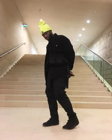 Le bonnet jaune fluo Carhartt porté par Lonni sur le compte Instagram de @lonnizer