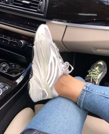 Yeezy 700 statics on the account Instagram of @sneakersfromfrance