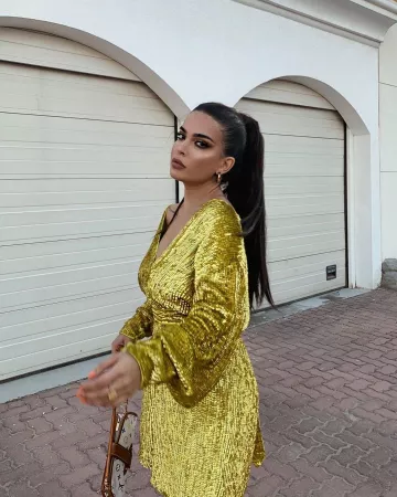 vestido corto de lentejuelas en la cuenta de Instagram de @yasmin.meimand