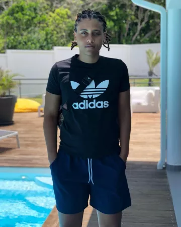 La camiseta negra de Adidas que lleva Meryl en la cuenta de Instagram de @meryl270