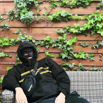 The Supreme Chest Stripe Logo Hooded Sweatshirt Black worn by Maskey on the account Instagram of @maskeylevrai