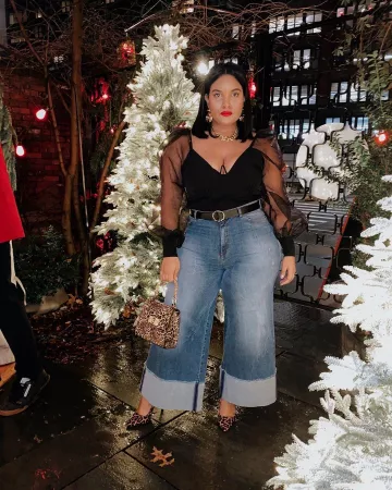 Crop top with organza sleeve and v bar detail sur le compte Instagram de @denisemmercedes