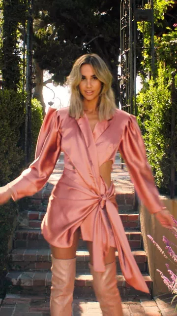 BLAZER EN SATIN ROSE POUR FEMME sur le compte Instagram de @emilyshak