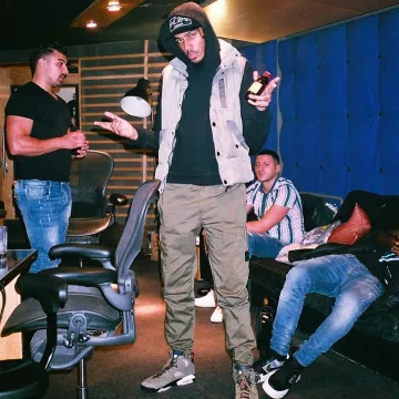 Sneakers air jordan olive green reflective carried by AJ Tracey on the account Instagram of @ajtracey