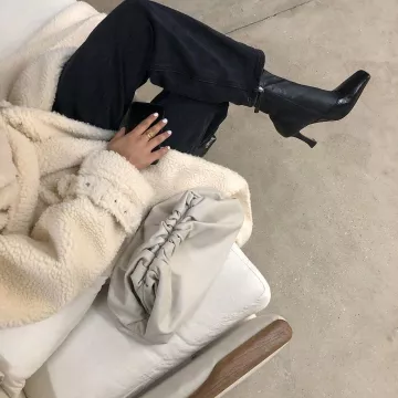 Botas suaves con tacones de cuero de alta gama en la cuenta de Instagram de @charlotteemilysanders