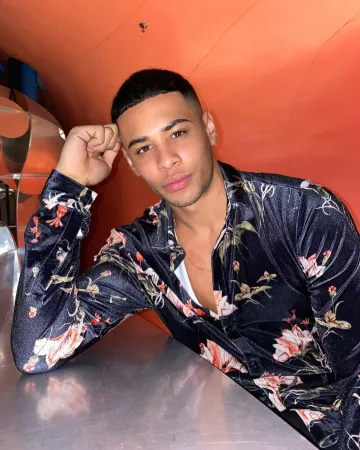 Shirt trimmed with flowers, velvet, stretch on the account Instagram of @ellisiyayi