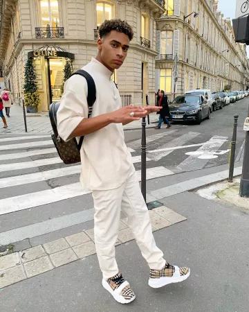 T-shirt oversize à col roulé zippé en néoprène sur le compte Instagram de @jxrdanhames