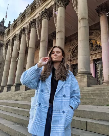 Abrigo estampado de pie de ganso en la cuenta de Instagram de @aineenestor