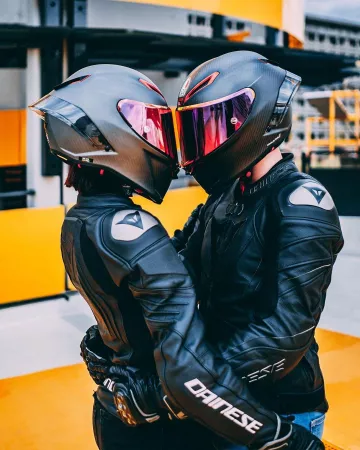 Casque AGV pista RR sur le compte Instagram de @sushibiker