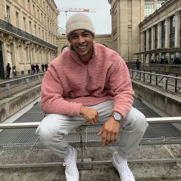 Sweatshirt oversize half-placket zipped account on the Instagram of @ellisiyayi