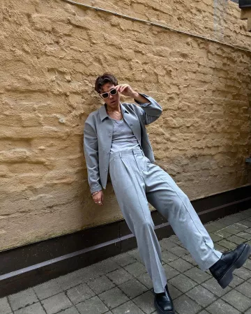 Pantalones de traje voluminosos en la cuenta de Instagram de @andreaswijk