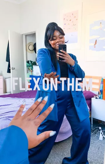 Blazer cruzado en satén en la cuenta de Instagram de @flex.mami