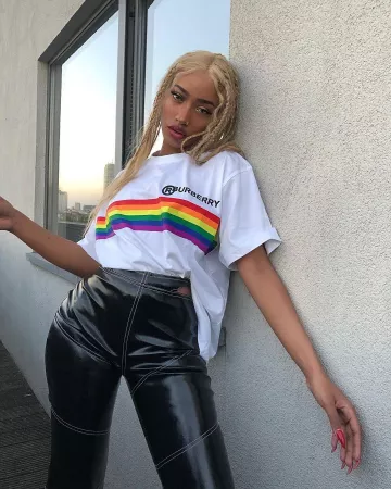 La pantalon en vinyle noir à découpe porté par Shay sur le compte Instagram de @shayizi