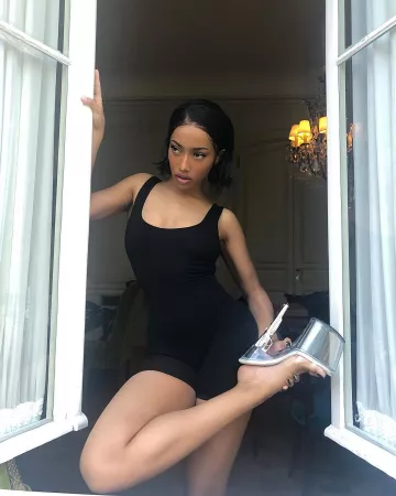 Les mules à plateforme transparente portées par Shay sur le compte Instagram de @shayizi
