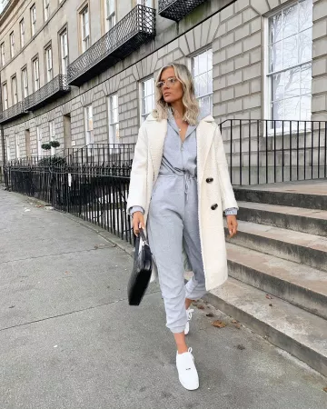 Traje de sudadera Comfort con cremallera en la cuenta de Instagram de @liviaa_