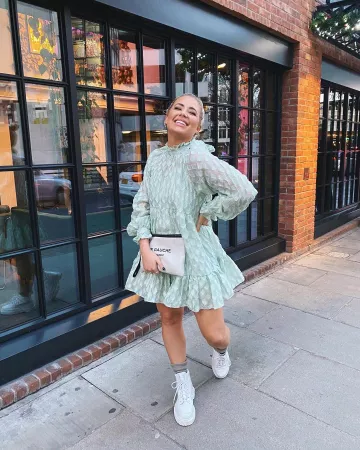 Vestido corto de babydoll escalonado con cuello ascendente de organza texturizado en la cuenta de Instagram de @alishalemayx