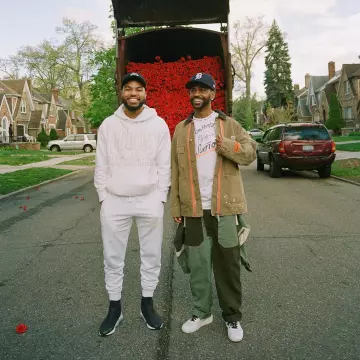 Les sneakers montantes noires et blanches portées par Lawrence Lamont sur le compte Instagram de @bigsean