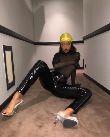 Les mules à talons aiguilles portées par Shay sur le compte Instagram de @shayizi