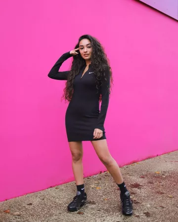 Short dress with long sleeves on the account Instagram of @maileakln