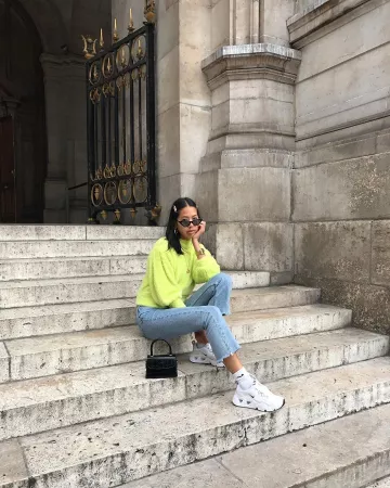 Pull duveteux à manches volumineuses sur le compte Instagram de @lapairz