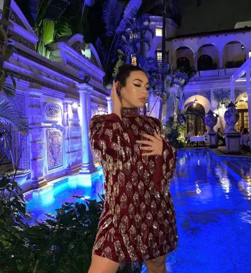 Short dress in velvet with tassels and beads on the account Instagram of @jesaaelys