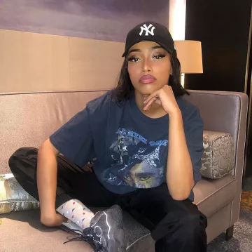 Las zapatillas Adidas Yeezy 500 Utility Black usadas por Shay en la cuenta de Instagram de @shayizi