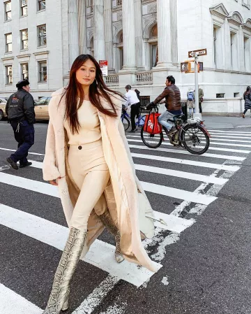 Manteau long duveteux en fausse fourrure avec ceinture sur le compte Instagram de @prettyfrowns