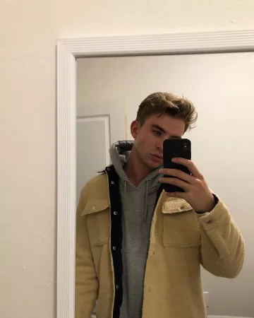 Overshirt en imitación piel de oveja en la cuenta de Instagram de @asos_aaron
