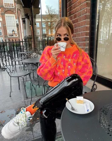 Pull rose et orange pour femme sur le compte Instagram de @irisamber