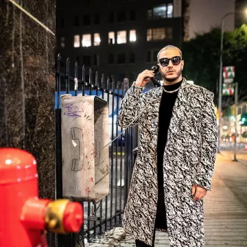 chaqueta larga usada por djsnake en la cuenta de Instagram de @djsnake 