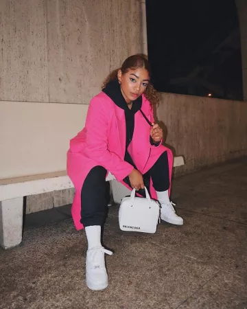Manteau habillé asymétrique sur le devant sur le compte Instagram de @jasmeannnn
