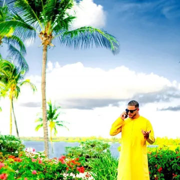 túnica amarilla usada por djsnake en la cuenta de Instagram de @djsnake 