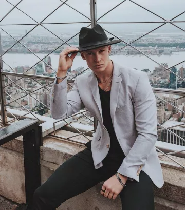 Sombrero de pastel de cerdo con gorra de patrón de diamantes en la cuenta de Instagram de @charliefrederick_