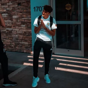 La paire de chaussures Nike Air Max Plus Deconstructed de Inoxtag sur son compte Instagram @inoxtagytb