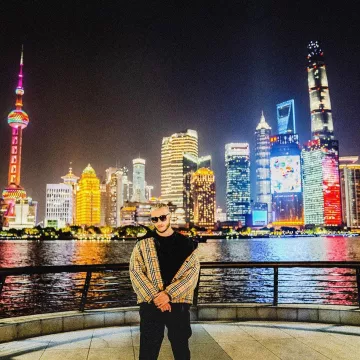 veste à carreaux jaune  porté par djsnake   sur le compte Instagram de @djsnake 