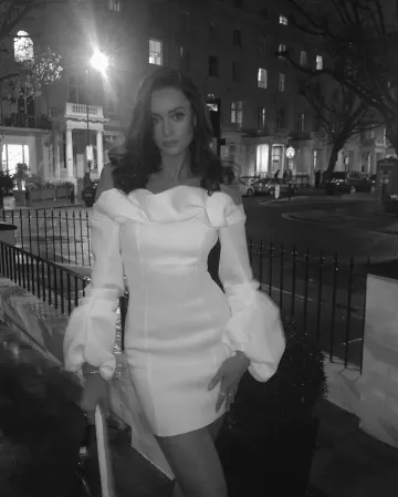Robe coyrte épaules dénudées à manches longues boule sur le compte Instagram de @frankiegascoine