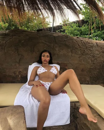 Le maillot de bain blanc imprimé cerises porté par Shay sur le compte Instagram de @shayizi