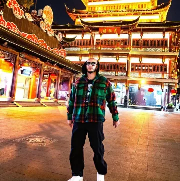 The jogging bottoms black worn by DJ Snake on his account Instagram @djsnake 